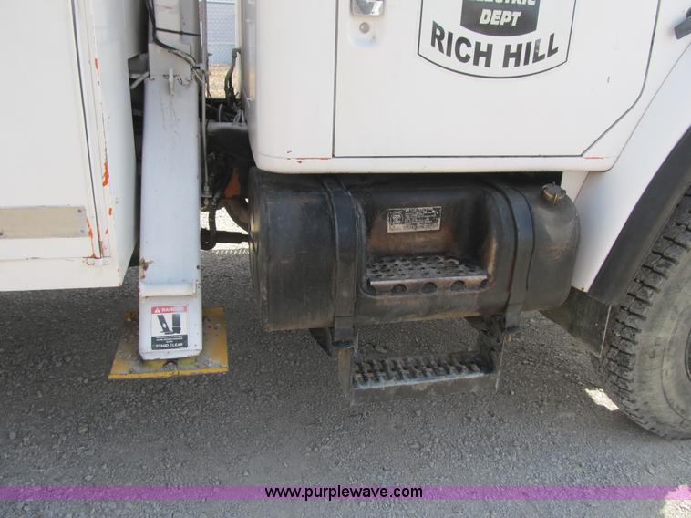 image for item F8974 1988 International 1854 digger derrick truck