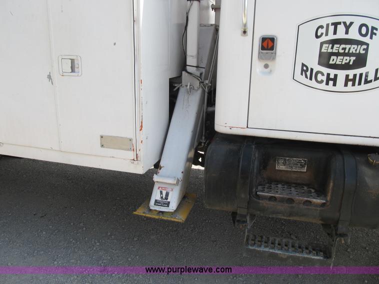 image for item F8974 1988 International 1854 digger derrick truck