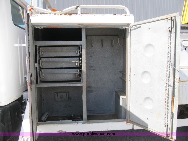 image for item F8974 1988 International 1854 digger derrick truck