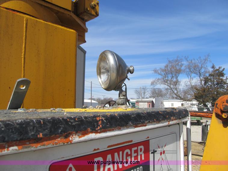 image for item F8974 1988 International 1854 digger derrick truck