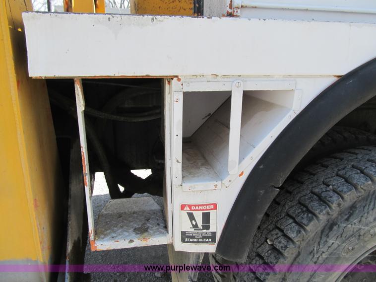 image for item F8974 1988 International 1854 digger derrick truck