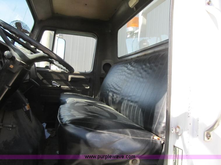 image for item F8974 1988 International 1854 digger derrick truck