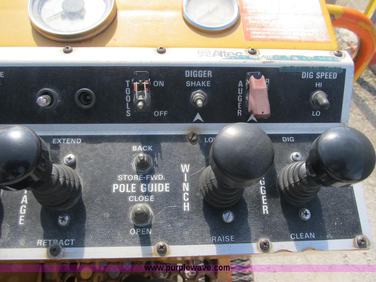 image for item F8974 1988 International 1854 digger derrick truck