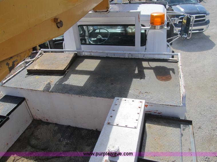 image for item F8974 1988 International 1854 digger derrick truck