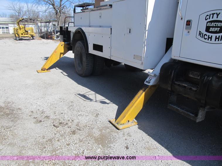 image for item F8974 1988 International 1854 digger derrick truck