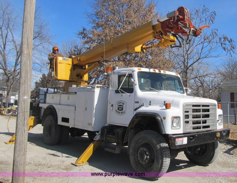 image for item F8974 1988 International 1854 digger derrick truck