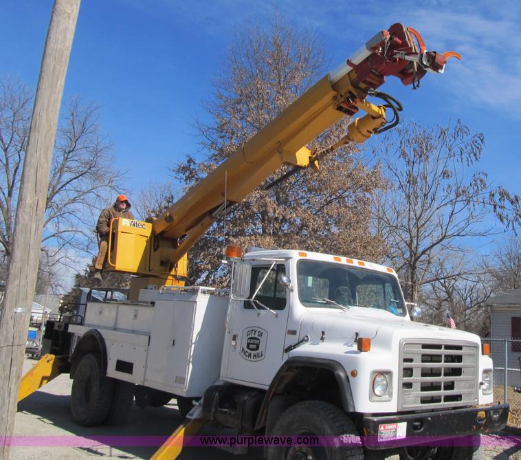 image for item F8974 1988 International 1854 digger derrick truck