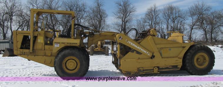 image for item F8978 1972 International E200 elevating scraper