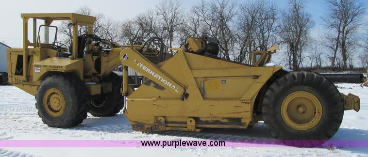 image for item F8978 1972 International E200 elevating scraper