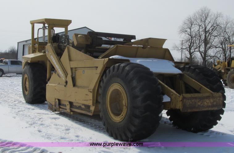 image for item F8978 1972 International E200 elevating scraper