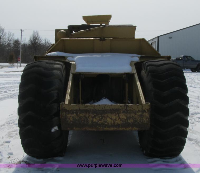 image for item F8978 1972 International E200 elevating scraper