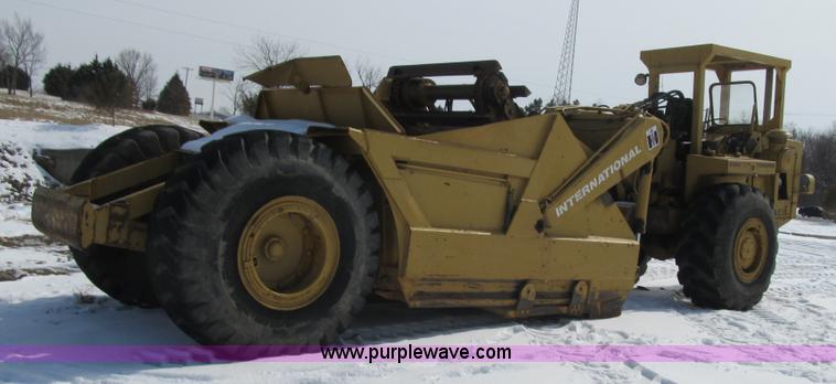 image for item F8978 1972 International E200 elevating scraper