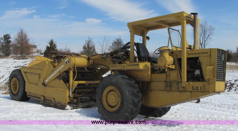 image for item F8978 1972 International E200 elevating scraper