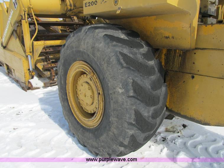 image for item F8978 1972 International E200 elevating scraper