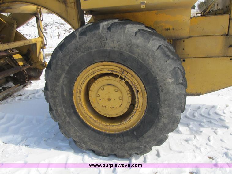 image for item F8978 1972 International E200 elevating scraper