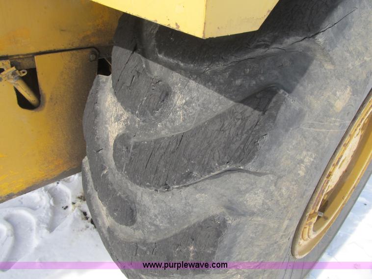 image for item F8978 1972 International E200 elevating scraper