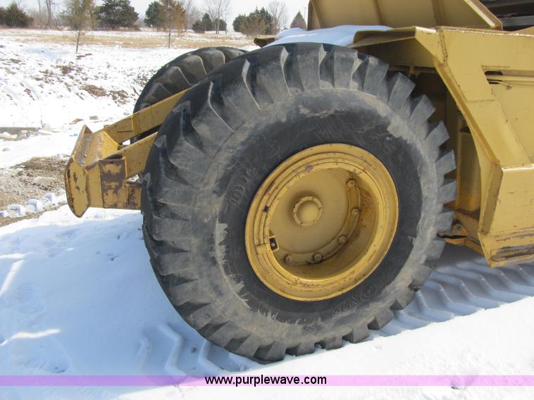 image for item F8978 1972 International E200 elevating scraper