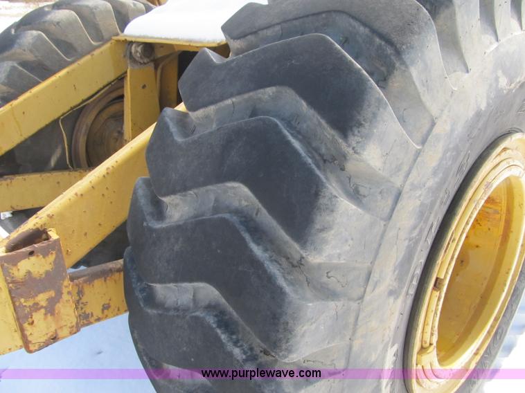 image for item F8978 1972 International E200 elevating scraper