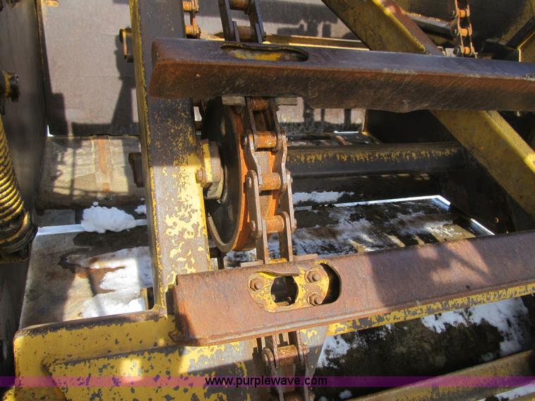 image for item F8978 1972 International E200 elevating scraper