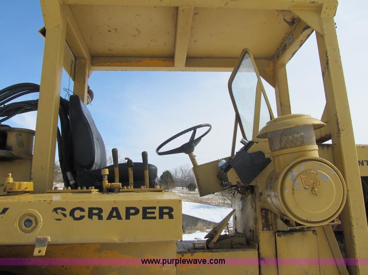 image for item F8978 1972 International E200 elevating scraper