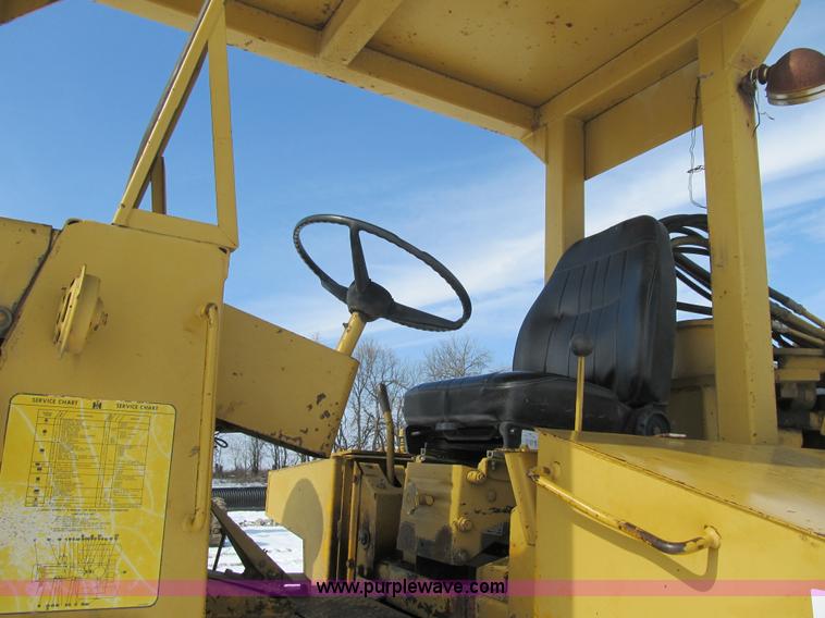 image for item F8978 1972 International E200 elevating scraper