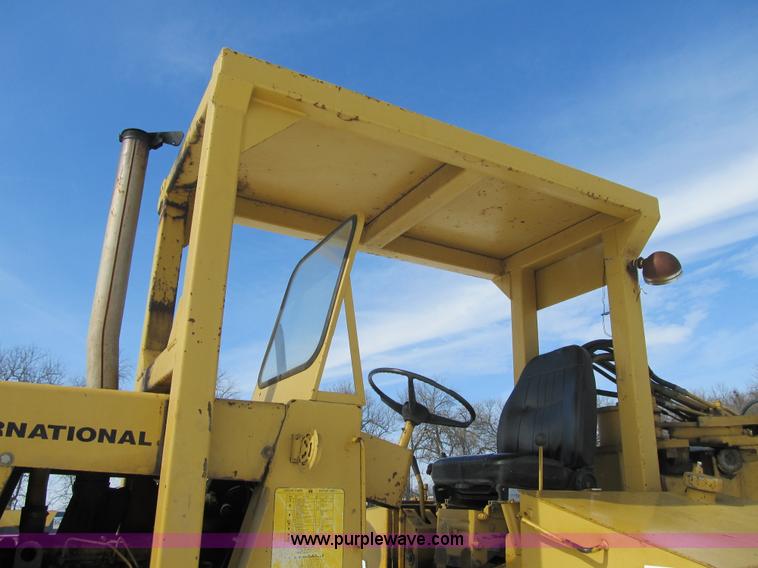 image for item F8978 1972 International E200 elevating scraper