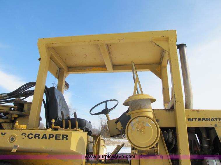 image for item F8978 1972 International E200 elevating scraper