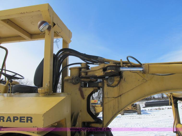 image for item F8978 1972 International E200 elevating scraper