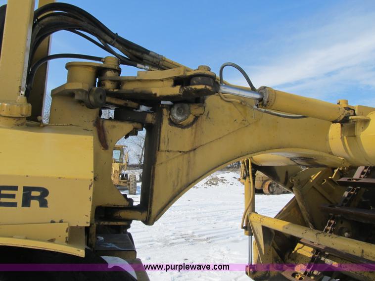 image for item F8978 1972 International E200 elevating scraper