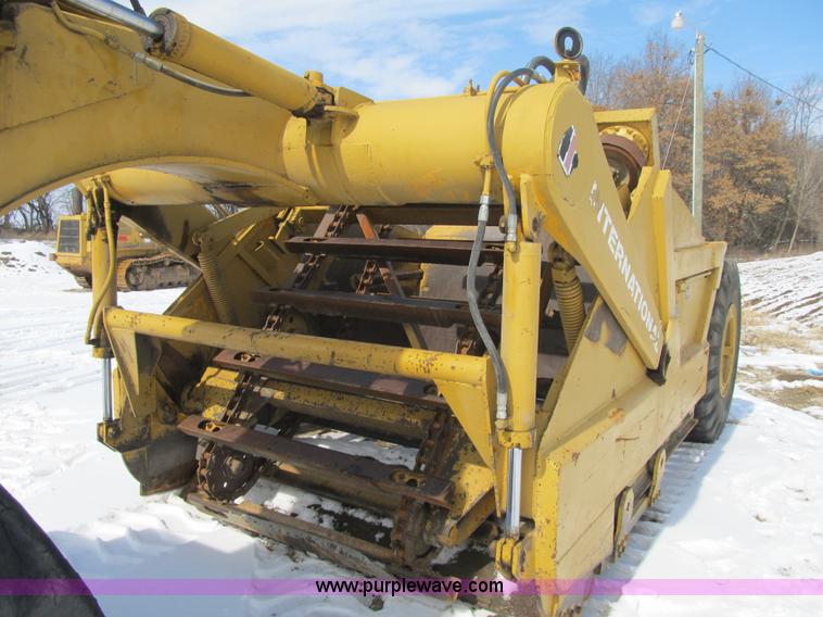 image for item F8978 1972 International E200 elevating scraper