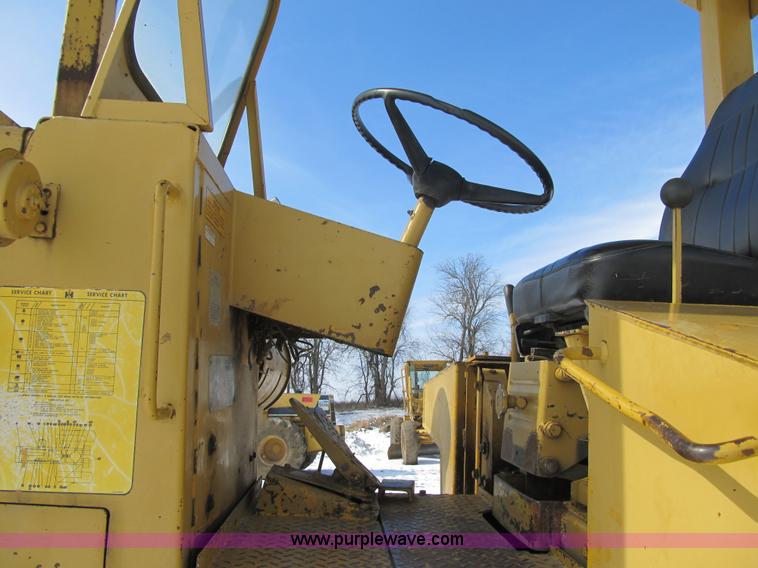 image for item F8978 1972 International E200 elevating scraper