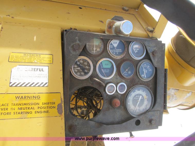 image for item F8978 1972 International E200 elevating scraper