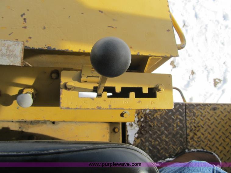 image for item F8978 1972 International E200 elevating scraper