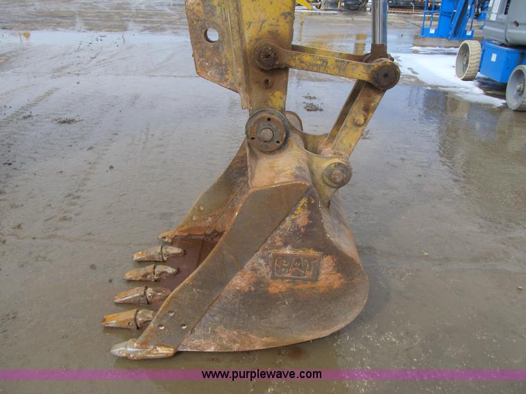 image for item F8979 1999 Caterpillar 307B mini excavator