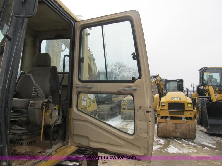 image for item F8979 1999 Caterpillar 307B mini excavator