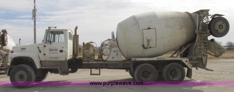 image for item G9763 1995 Ford LT9000 mixer truck