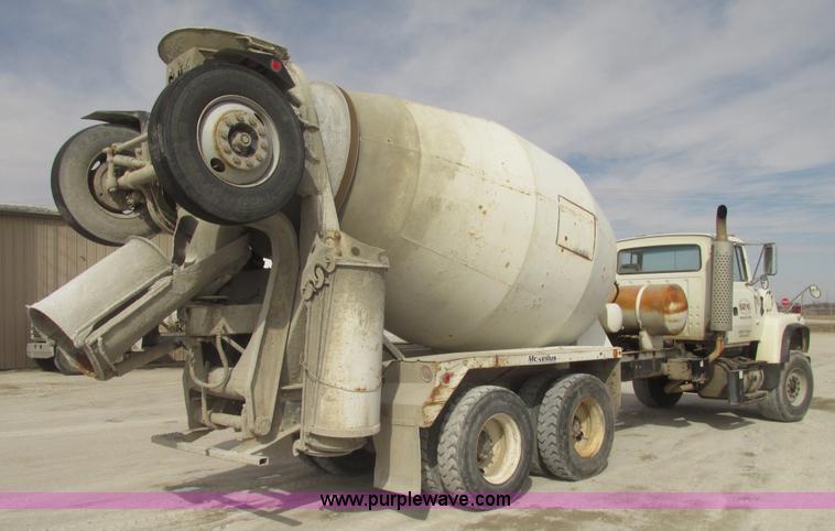 image for item G9763 1995 Ford LT9000 mixer truck