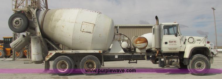 image for item G9763 1995 Ford LT9000 mixer truck