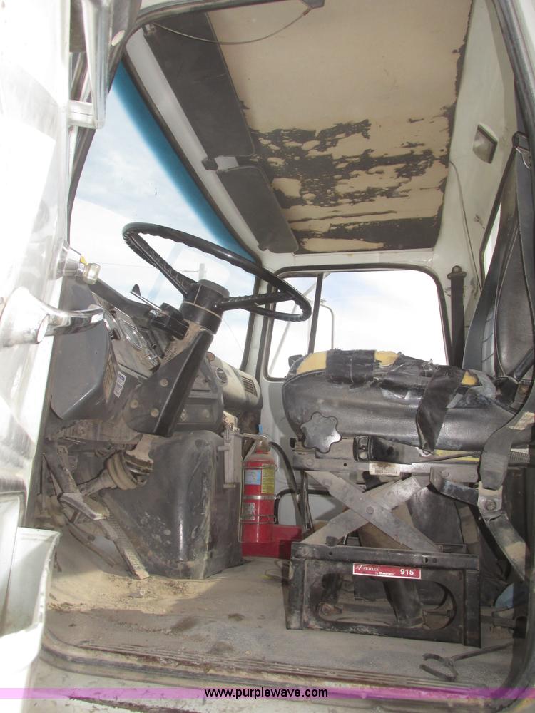 image for item G9763 1995 Ford LT9000 mixer truck