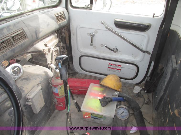 image for item G9763 1995 Ford LT9000 mixer truck