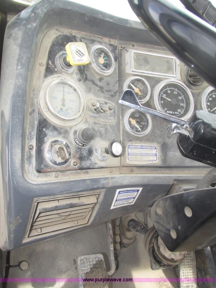 image for item G9763 1995 Ford LT9000 mixer truck