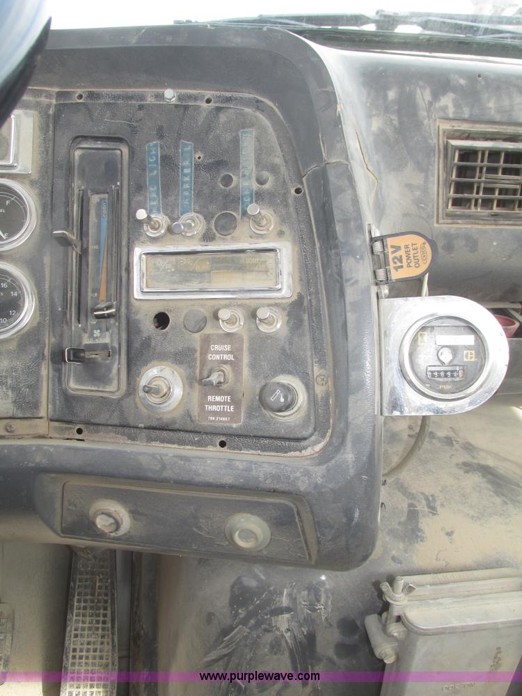 image for item G9763 1995 Ford LT9000 mixer truck