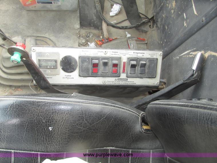 image for item G9763 1995 Ford LT9000 mixer truck