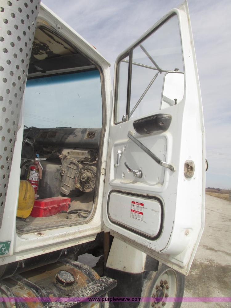 image for item G9763 1995 Ford LT9000 mixer truck