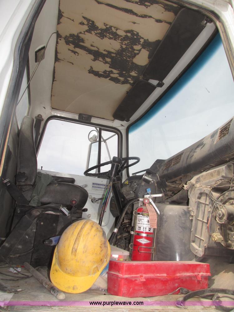 image for item G9763 1995 Ford LT9000 mixer truck