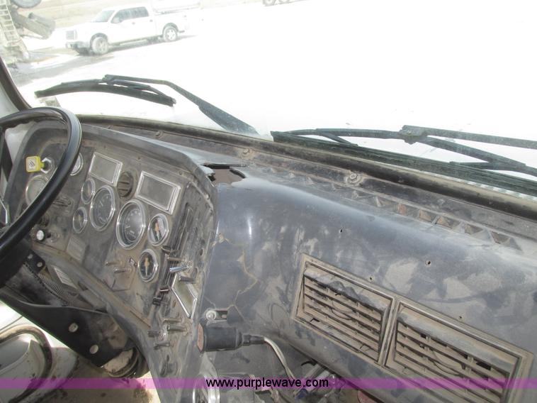 image for item G9763 1995 Ford LT9000 mixer truck