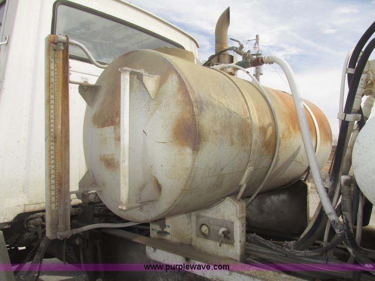 image for item G9763 1995 Ford LT9000 mixer truck