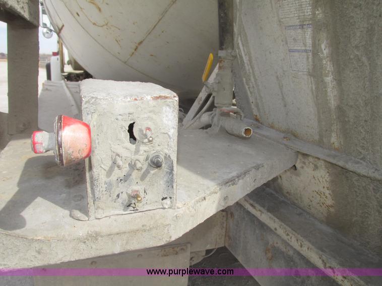 image for item G9763 1995 Ford LT9000 mixer truck