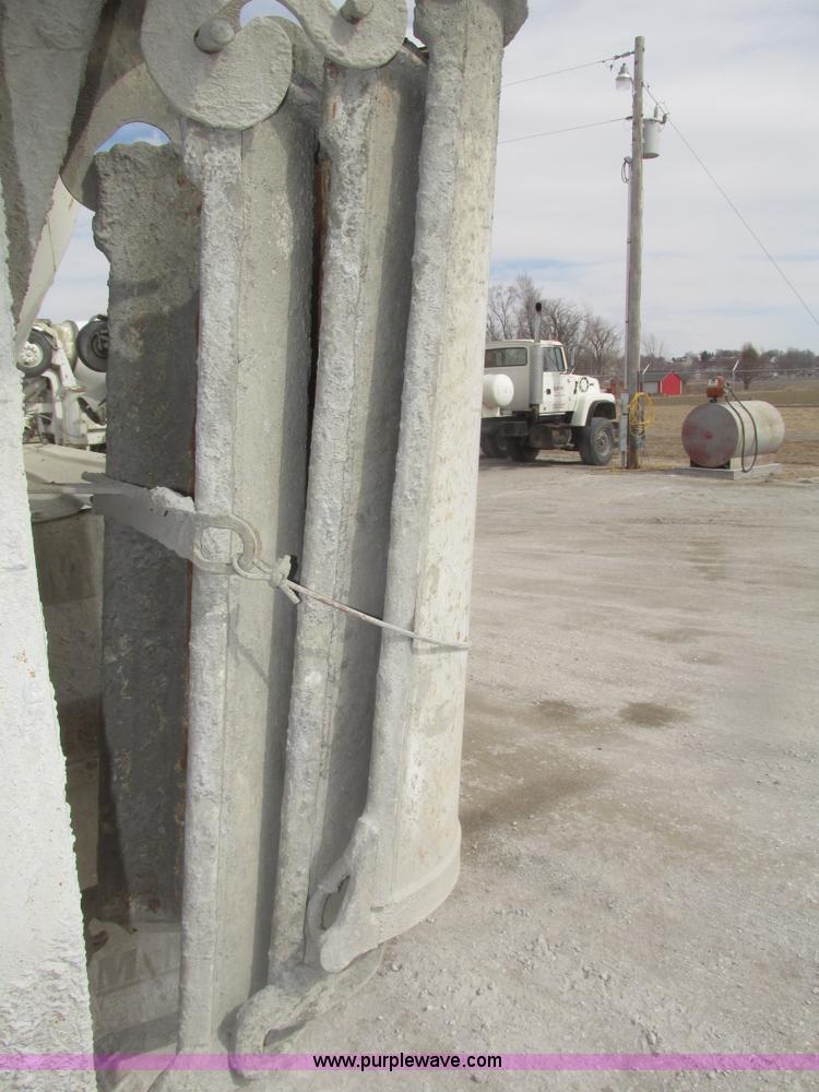 image for item G9763 1995 Ford LT9000 mixer truck