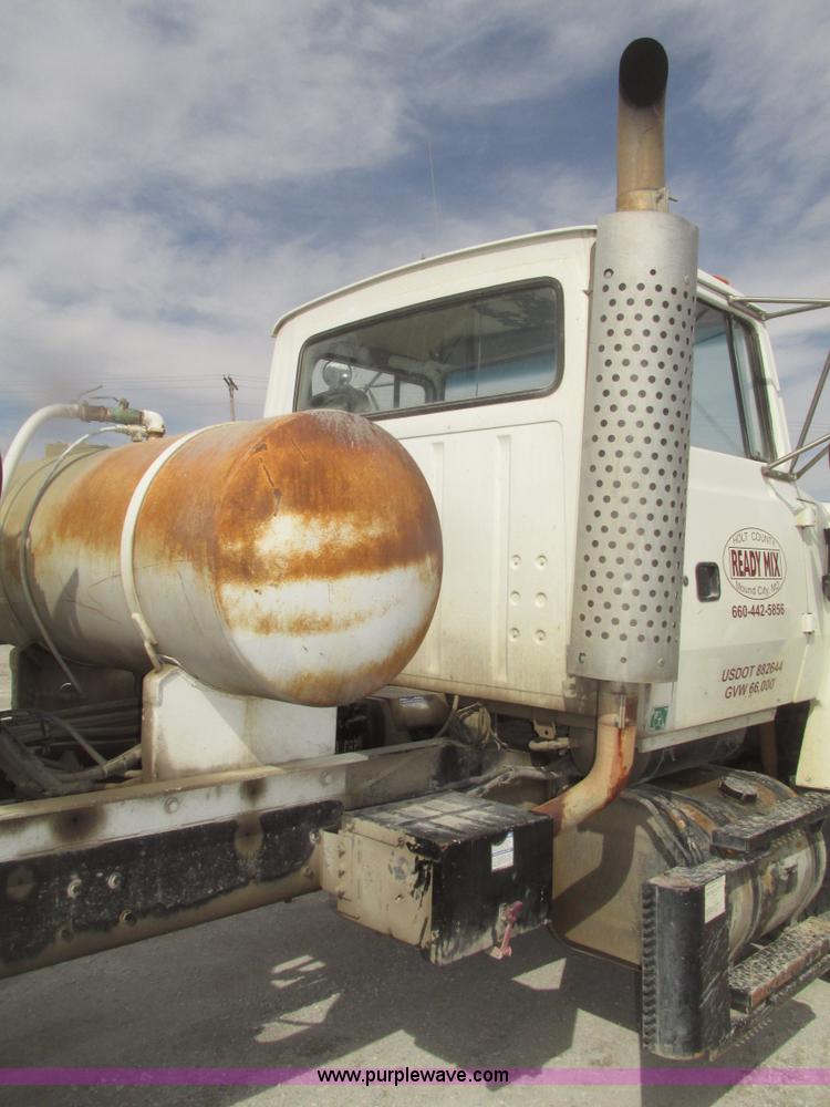 image for item G9763 1995 Ford LT9000 mixer truck
